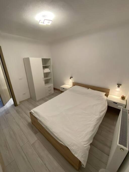 Black& White Apartment Brasov Luaran gambar